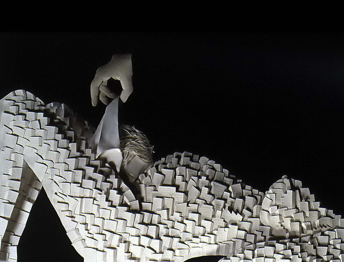 Escultura en papel de una embarazada