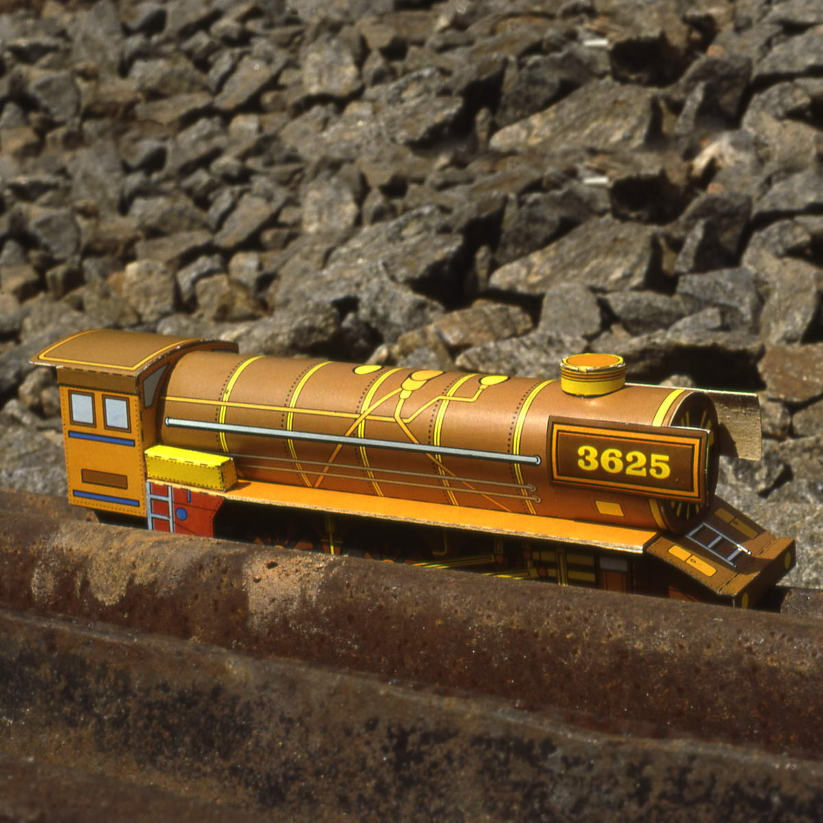 Escultura en papel de un tren