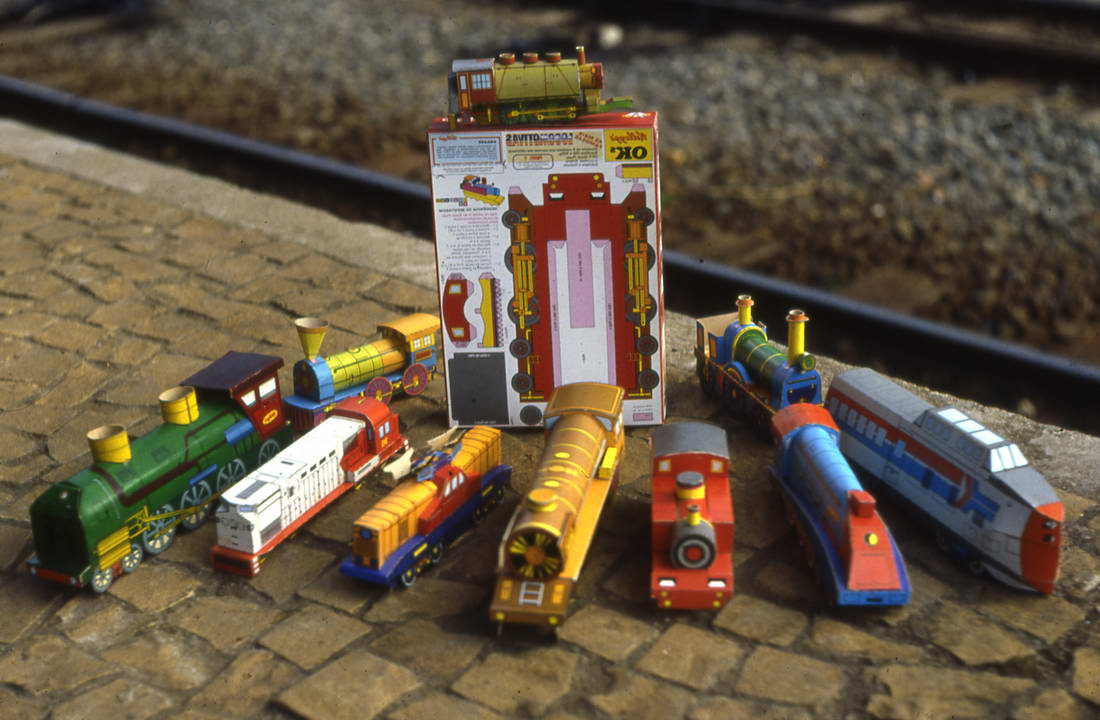 Esculturas en papel de trenes